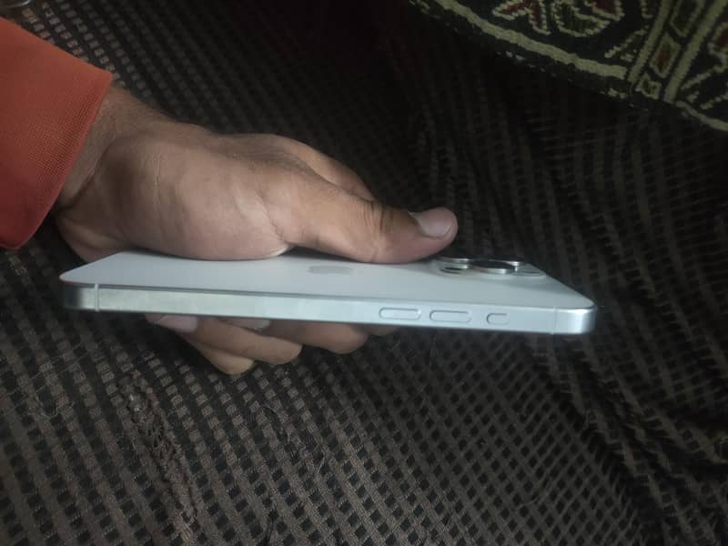 Apple iPhone 15 Pro Max 4
