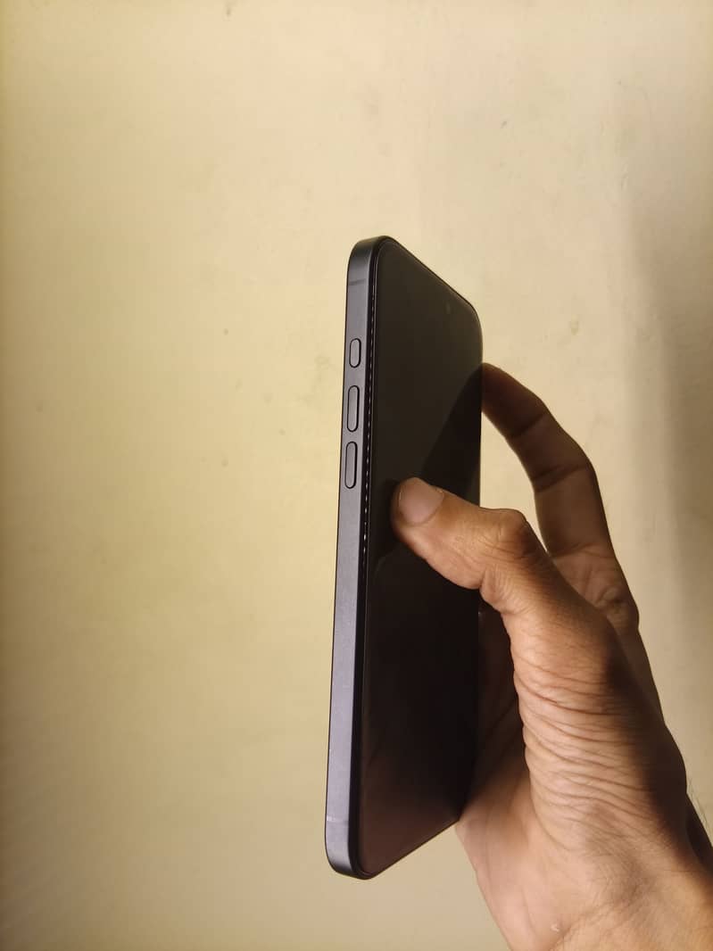 Apple iPhone 16 Plus jv mint condition 3