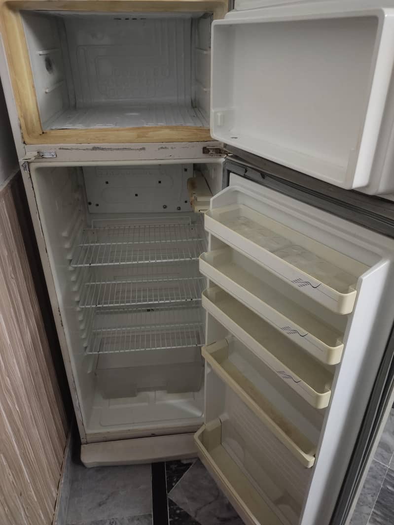 Dawlance medium size fridge 1