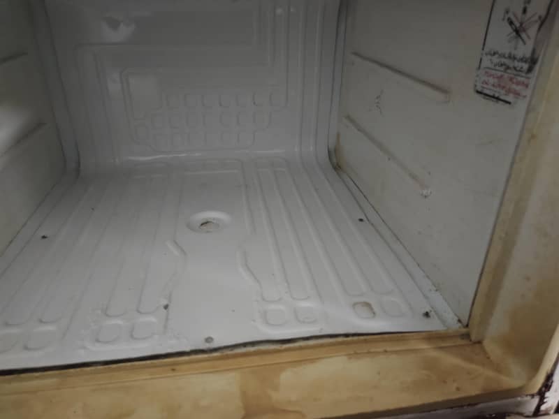 Dawlance medium size fridge 3