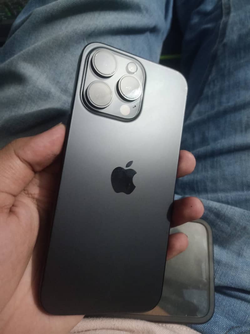 Apple iPhone 15 Pro Max 4