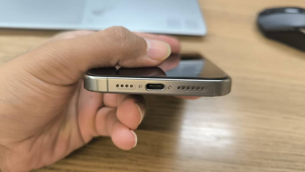 Apple iPhone 15 Pro Max JV 0