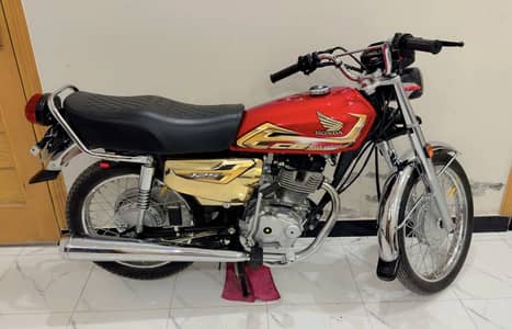 Honda 125 Gold edition 25/26 just 4000km just like new