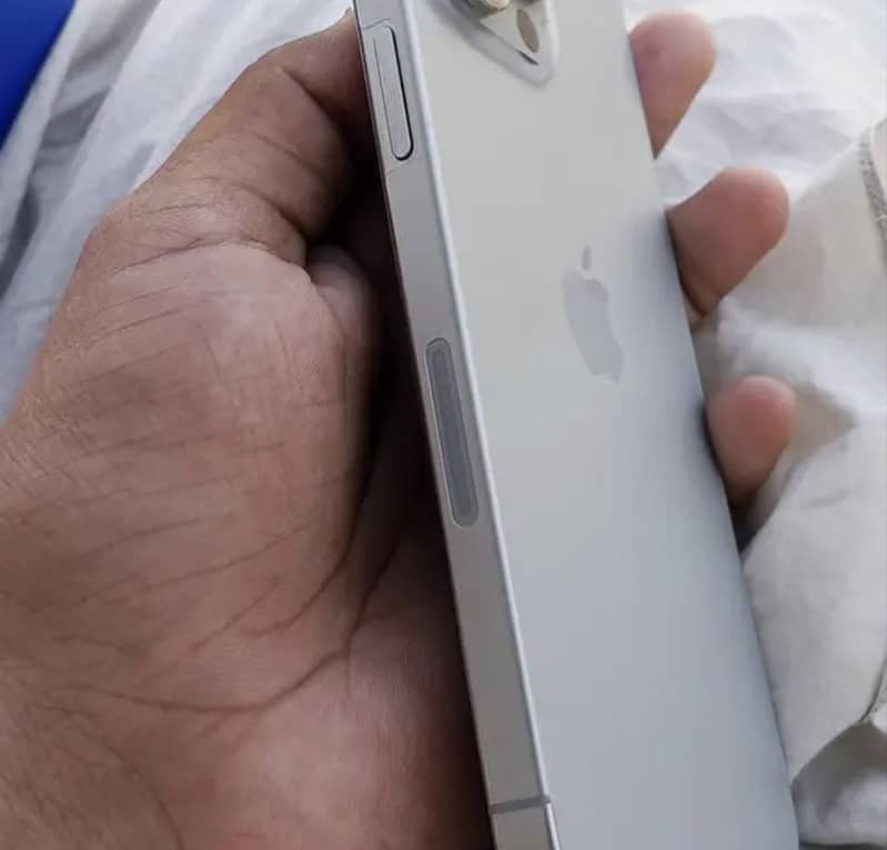 Apple iPhone 15 Pro Max 2