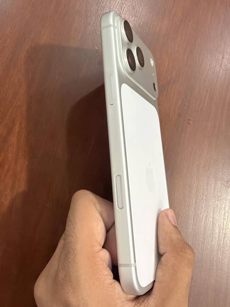 Apple iPhone 17 Pro Max 2