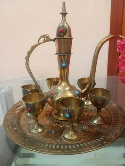 vintage copper made keetle with mugs with indian art