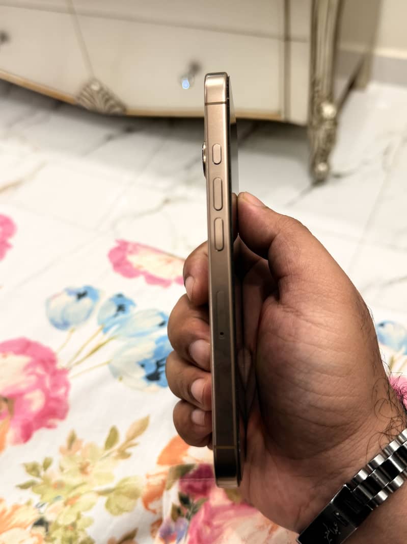 Apple iPhone 16 Pro 6
