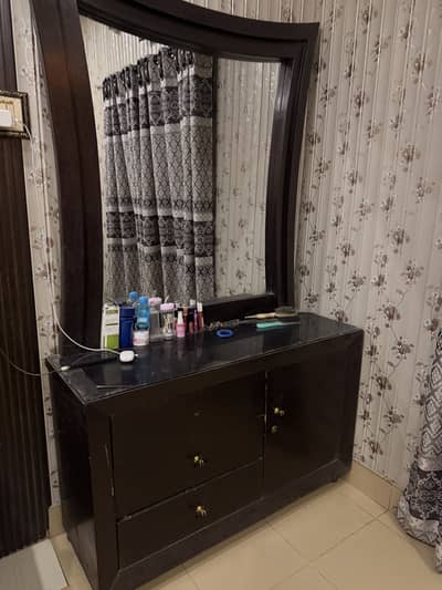 Dressing table / dresser