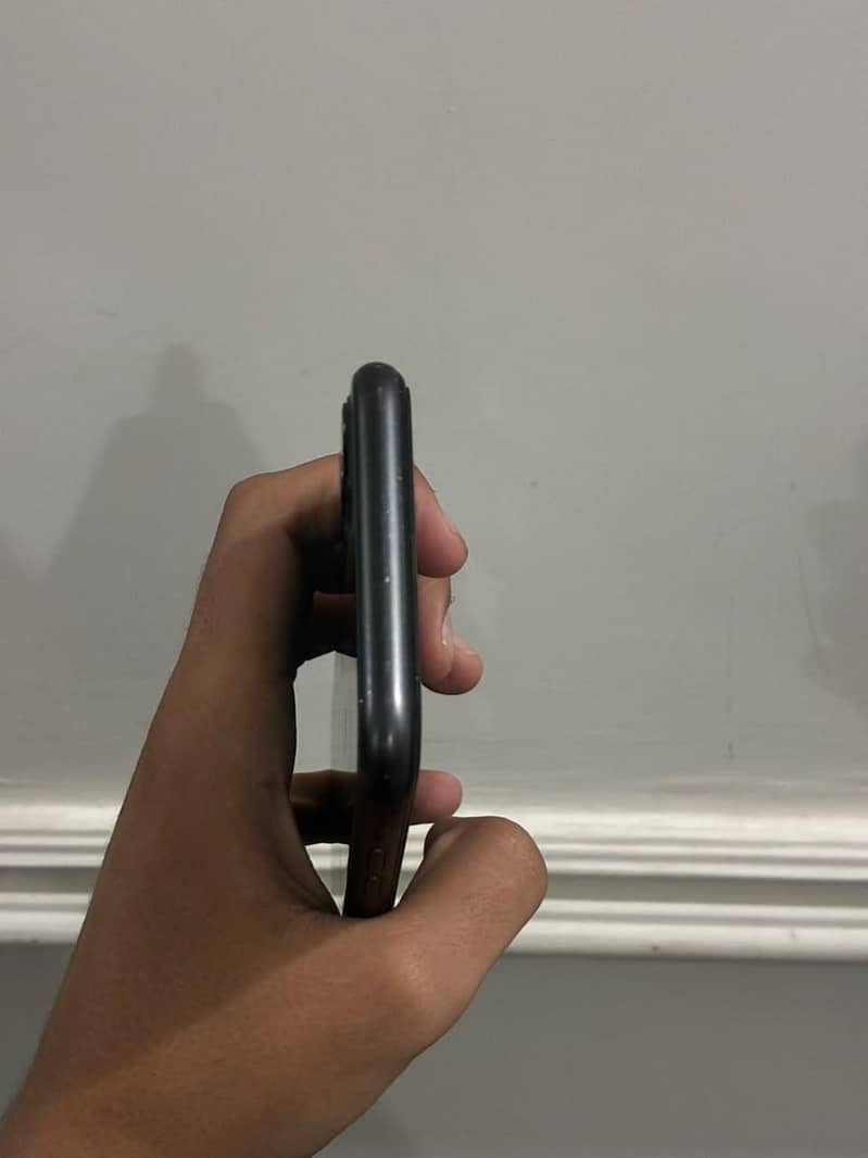 Apple iPhone 11 4