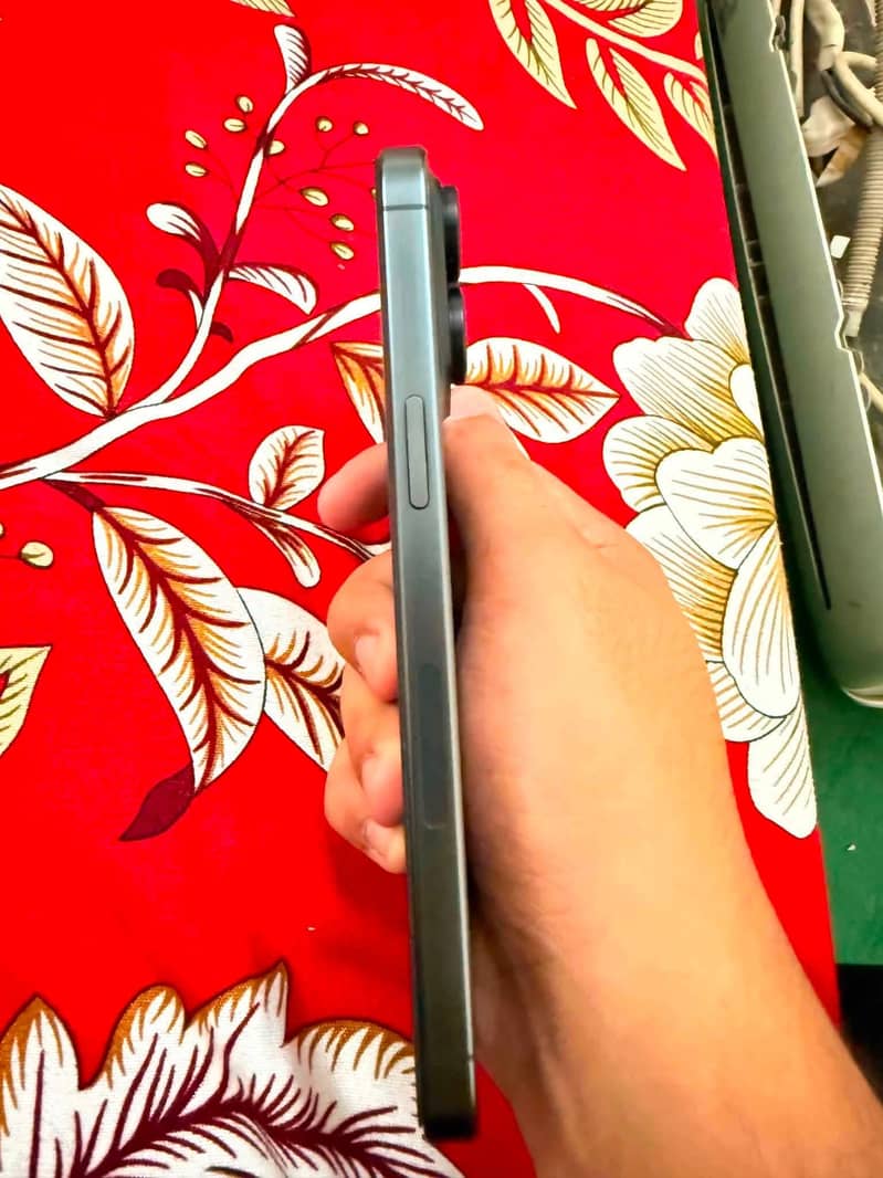 Apple iPhone 15 Pro Max 6