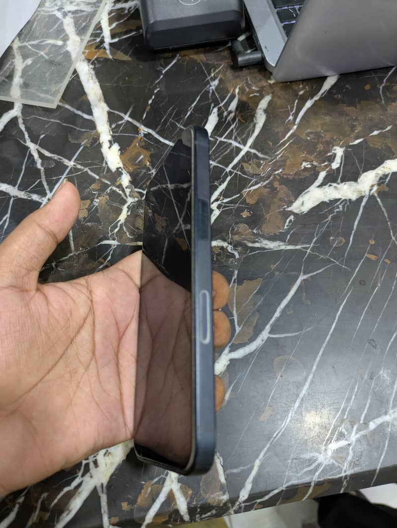 Apple iPhone 13 2