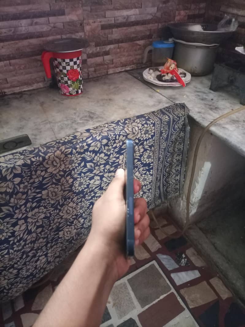 Apple iPhone 13 4