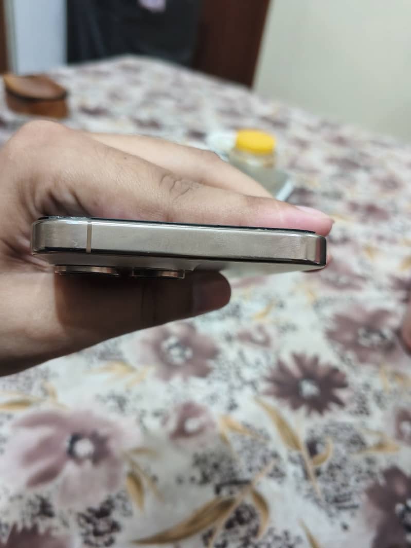 Apple iPhone 16 Pro Max 0