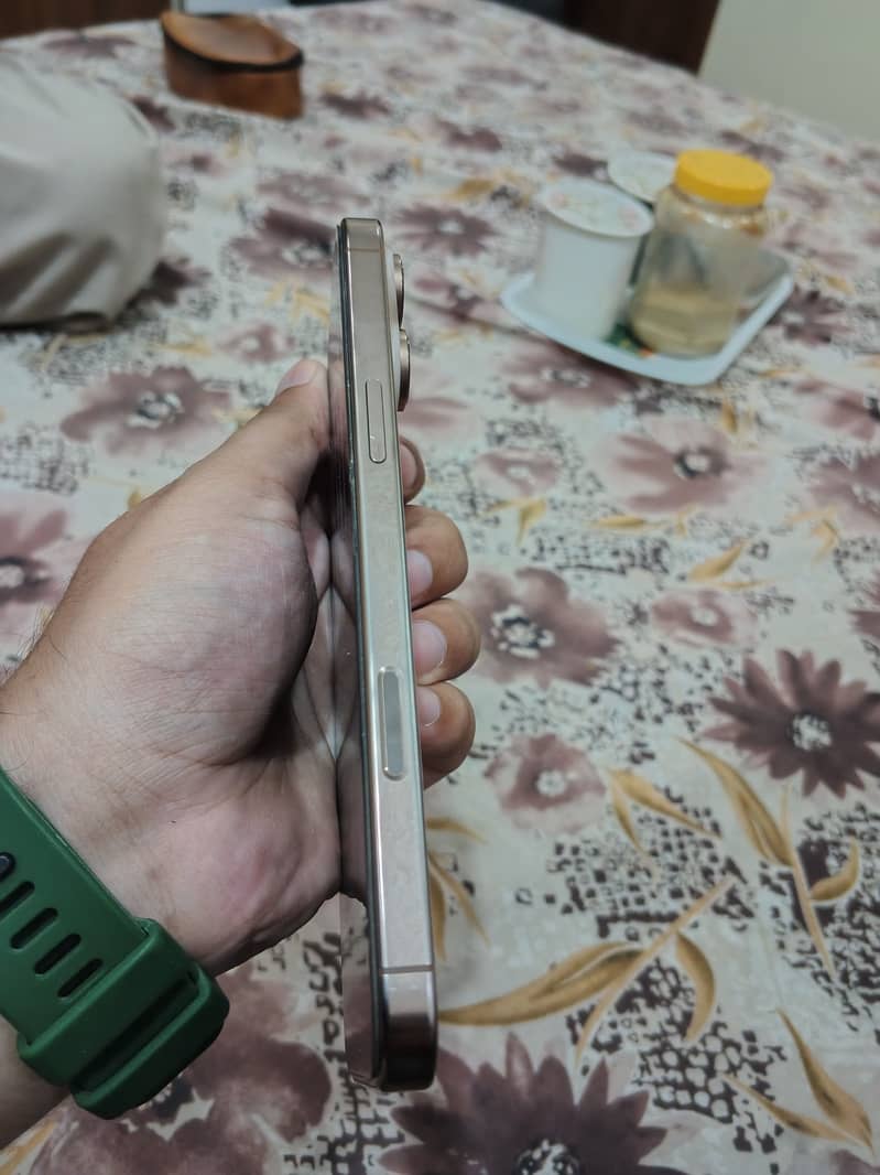 Apple iPhone 16 Pro Max 5