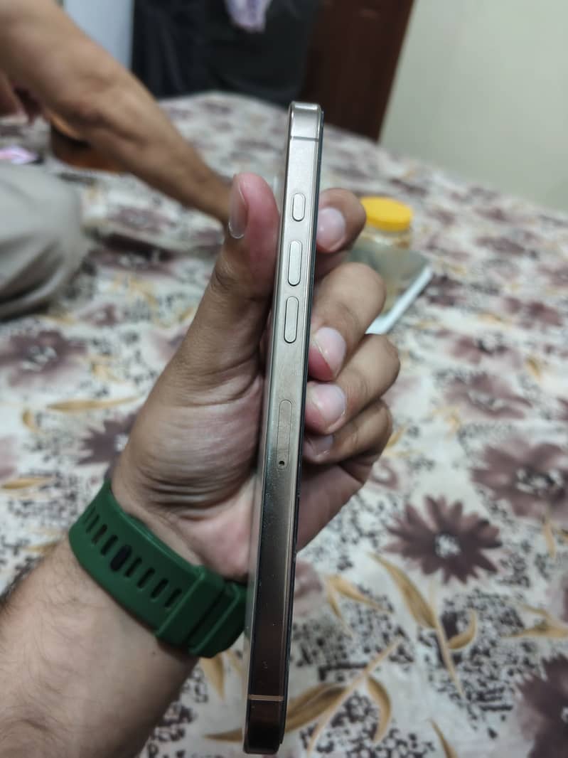 Apple iPhone 16 Pro Max 6