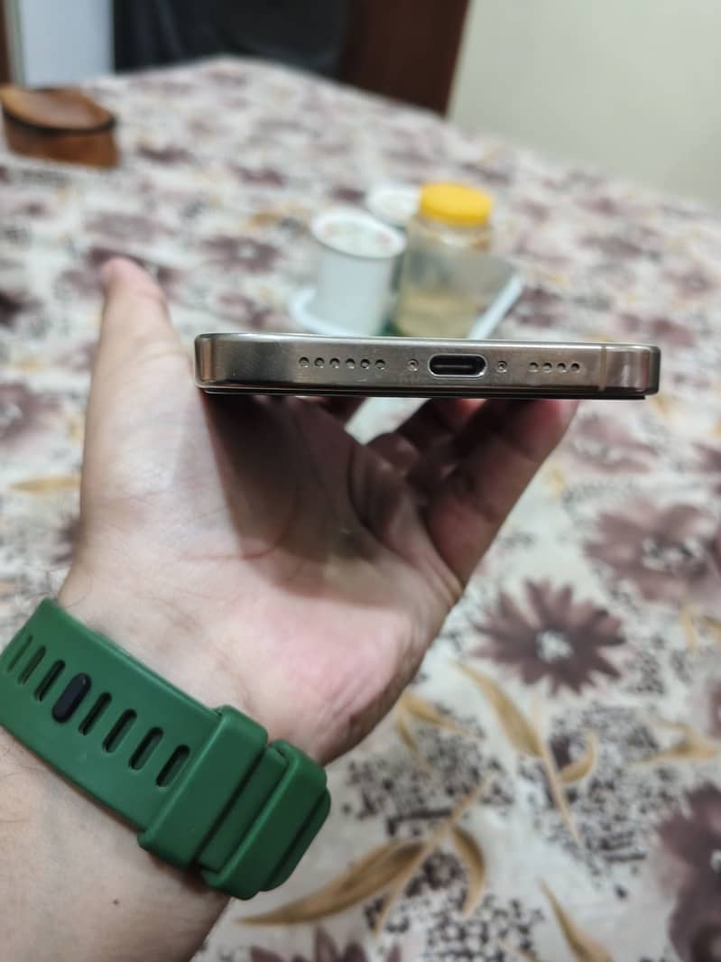 Apple iPhone 16 Pro Max 7