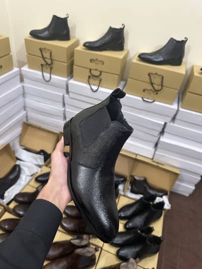 CHELSEA BOOTS