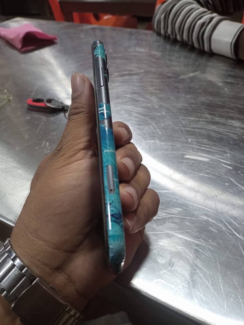 Apple iPhone 11 4