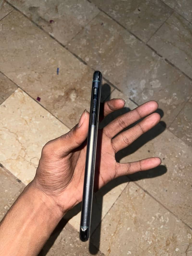 Apple iPhone 11 Pro Max 4