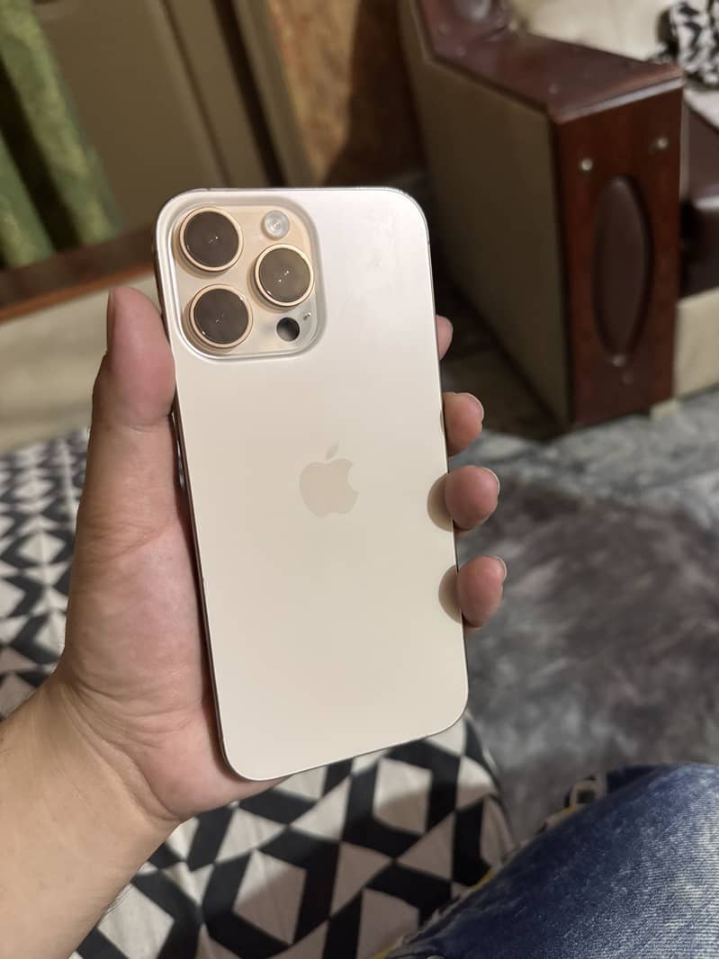 Apple iPhone 16 Pro Max 0