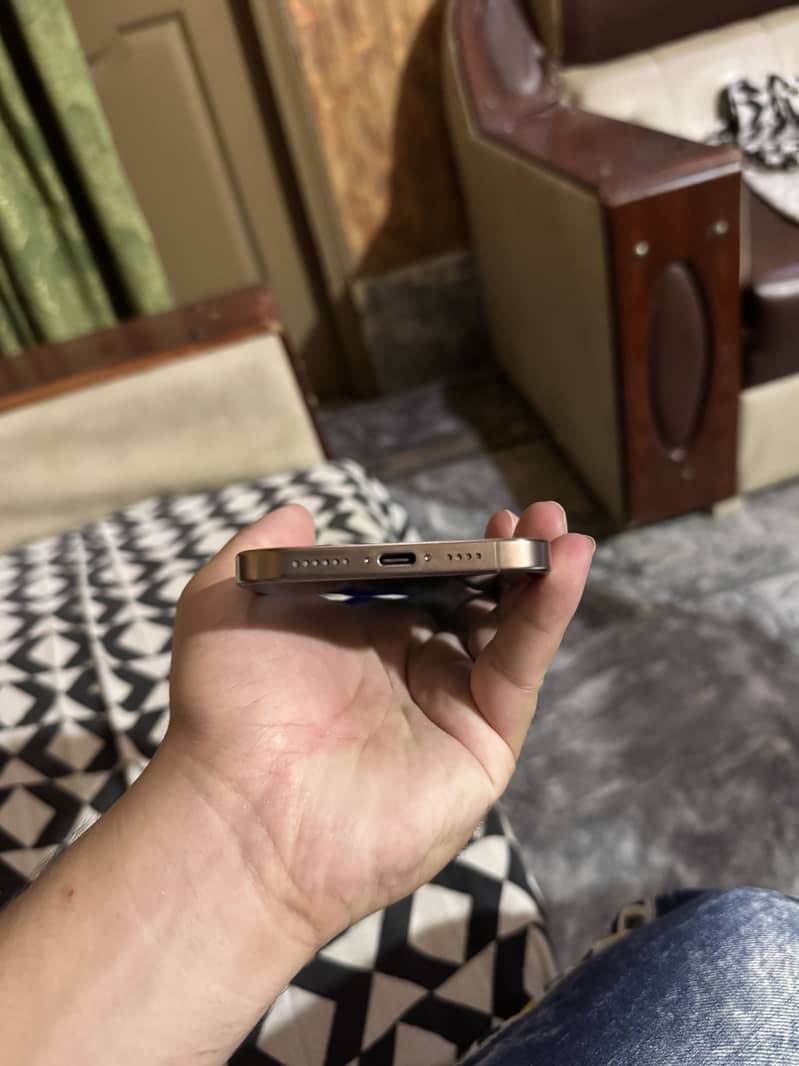 Apple iPhone 16 Pro Max 1