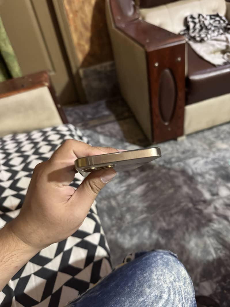 Apple iPhone 16 Pro Max 4