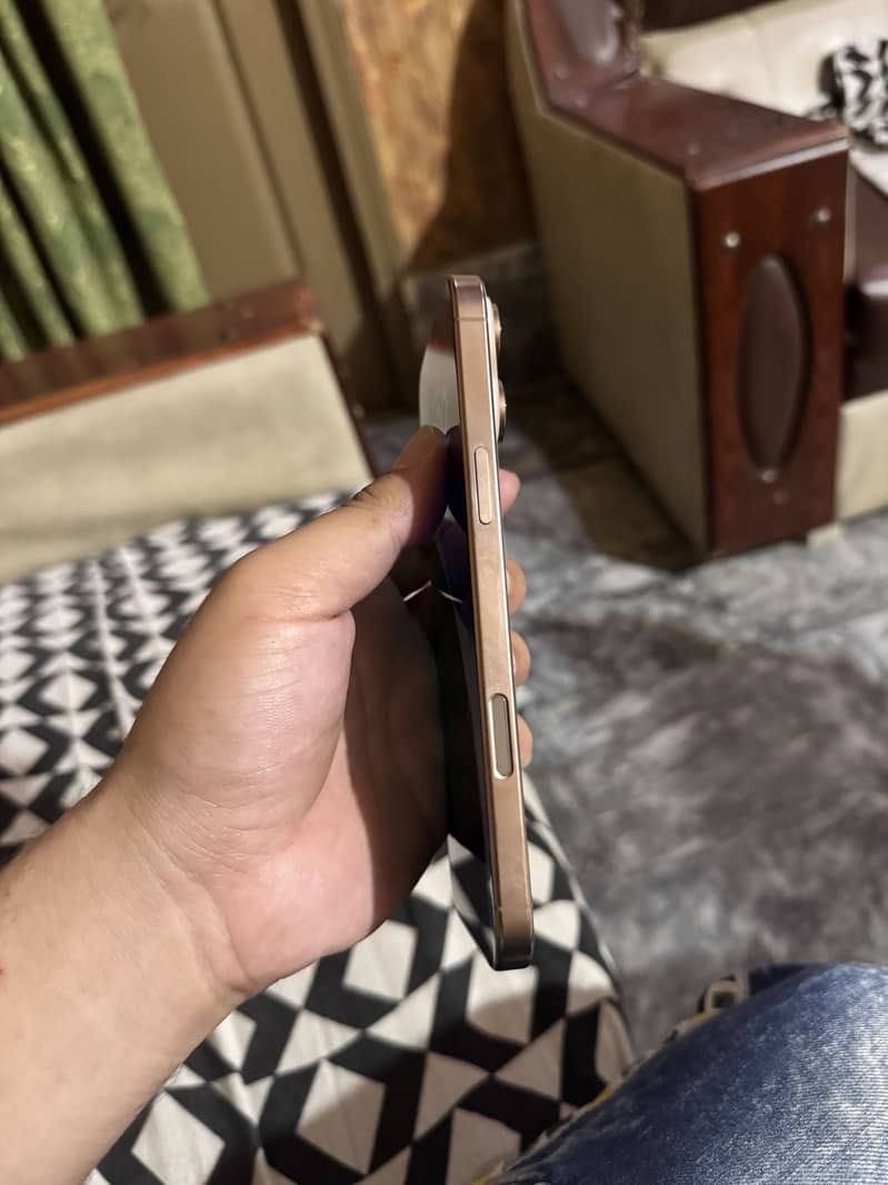 Apple iPhone 16 Pro Max 5