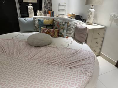 Round Bed