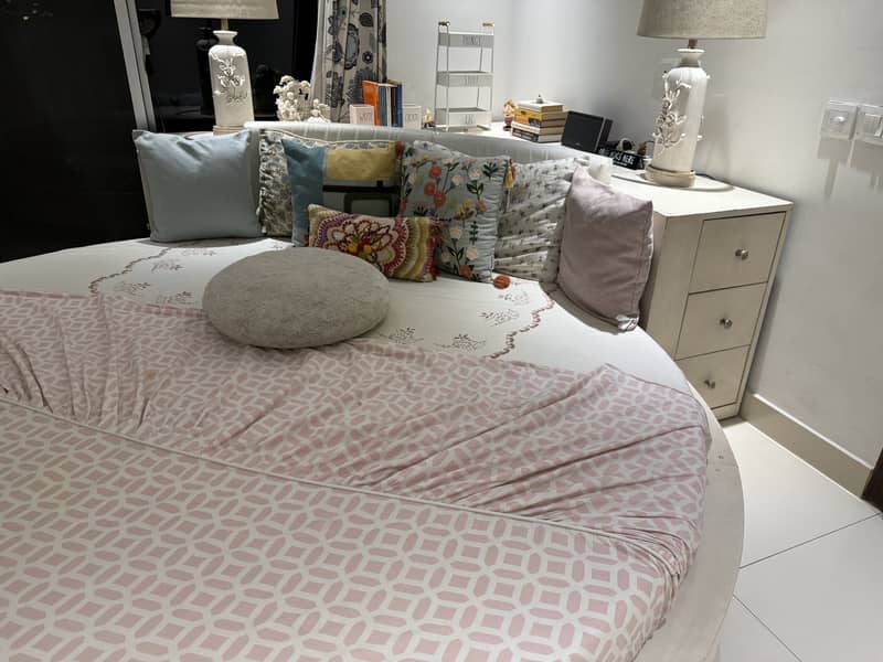 Round Bed 0