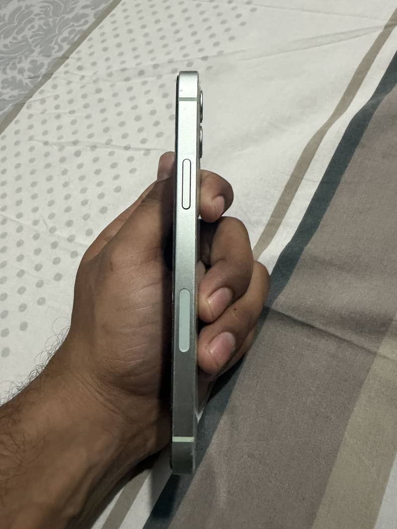 Apple iPhone 12 4