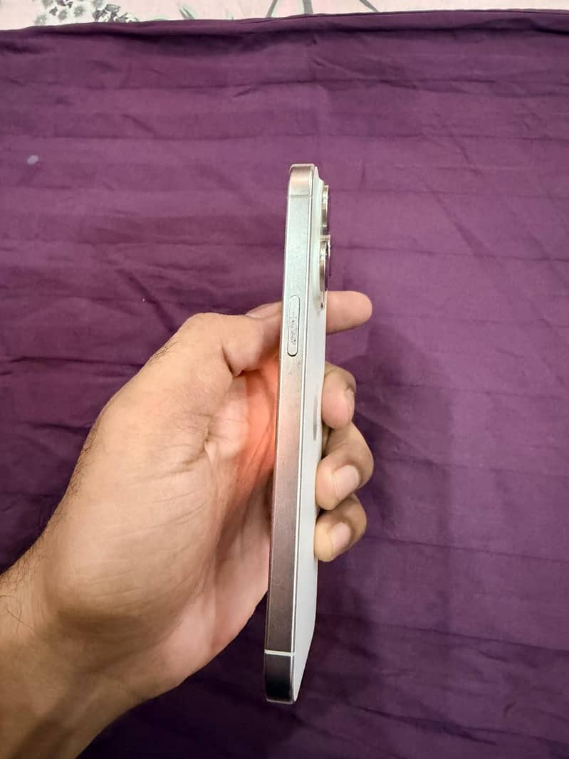 Apple iPhone 15 Pro Max 4