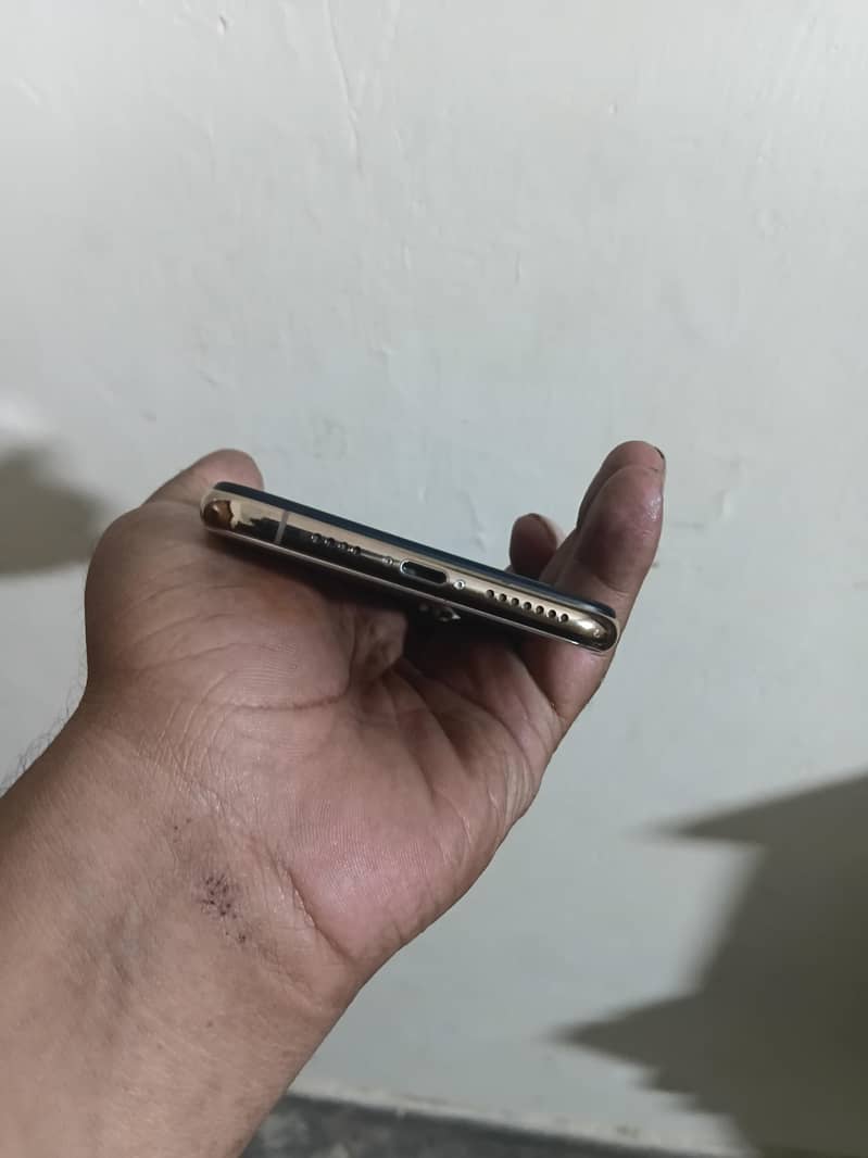 Apple iPhone XS Max 3