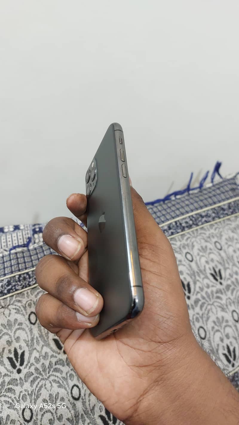 Apple iPhone 11 Pro 2