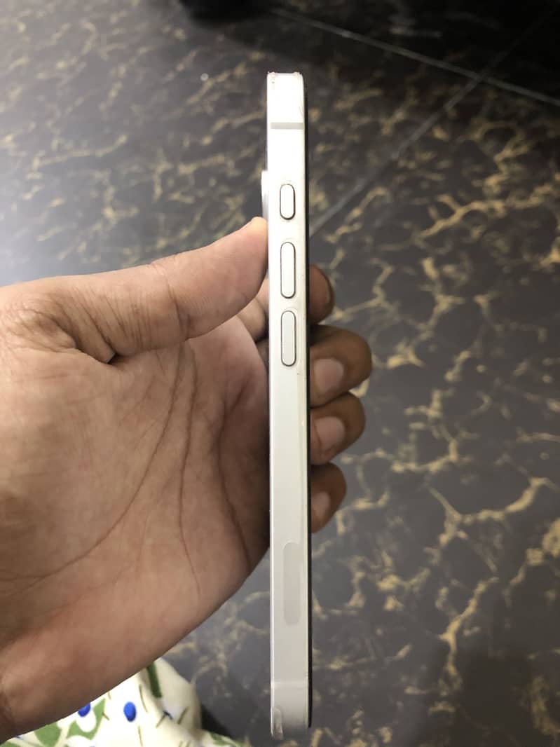 Apple iPhone 16e 2