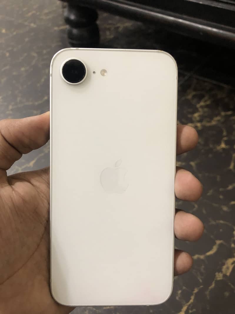 Apple iPhone 16e 3