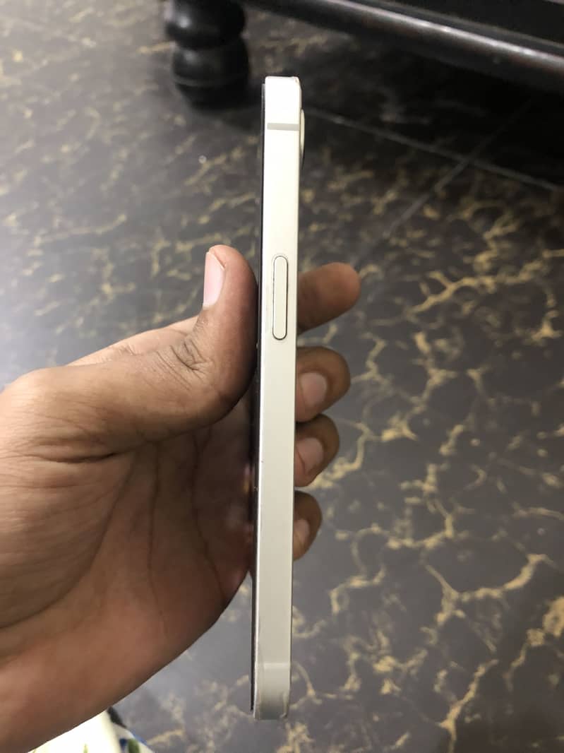 Apple iPhone 16e 4