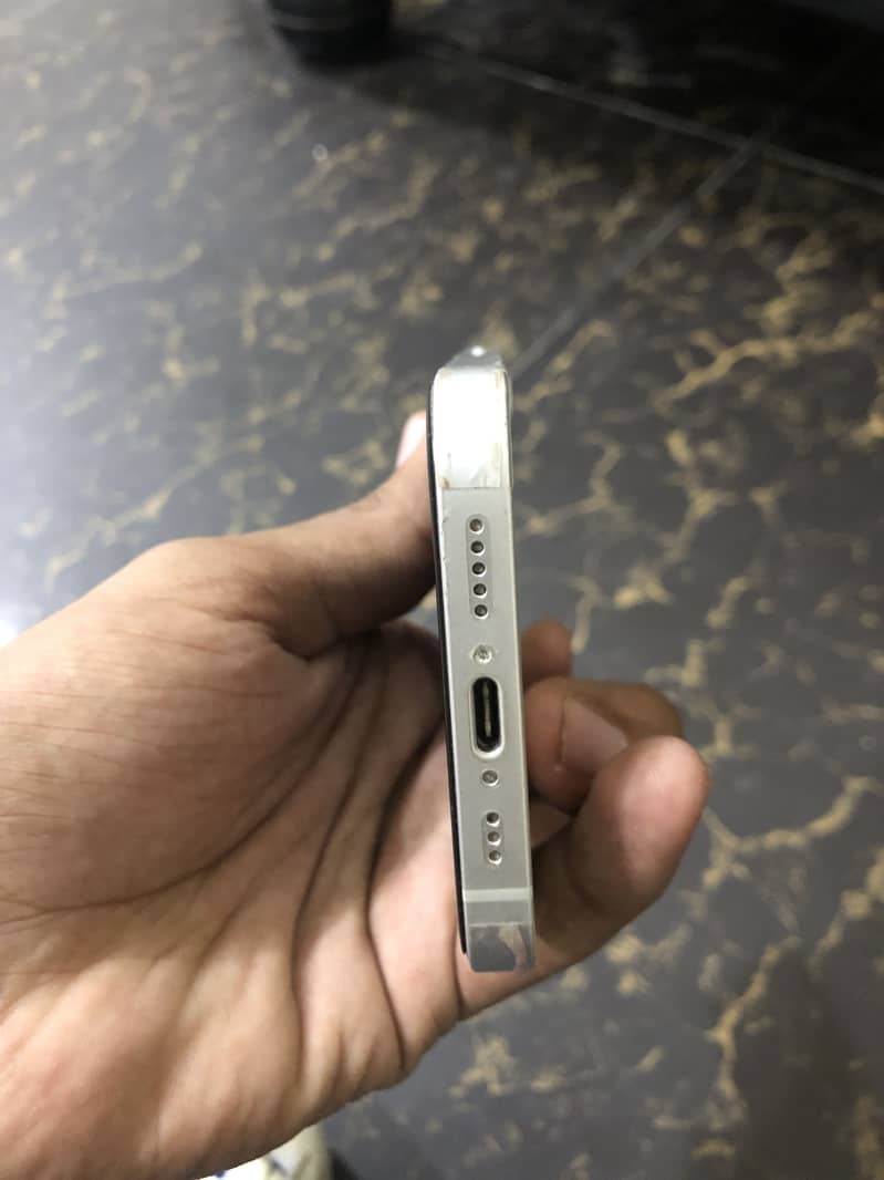 Apple iPhone 16e 5
