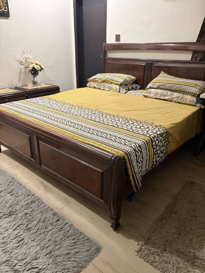 Bed with mattress, dressing table and 2 side tables