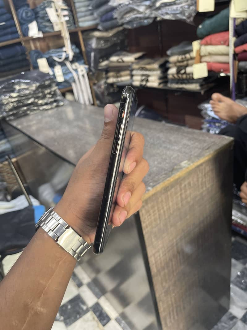 Apple iPhone X 4