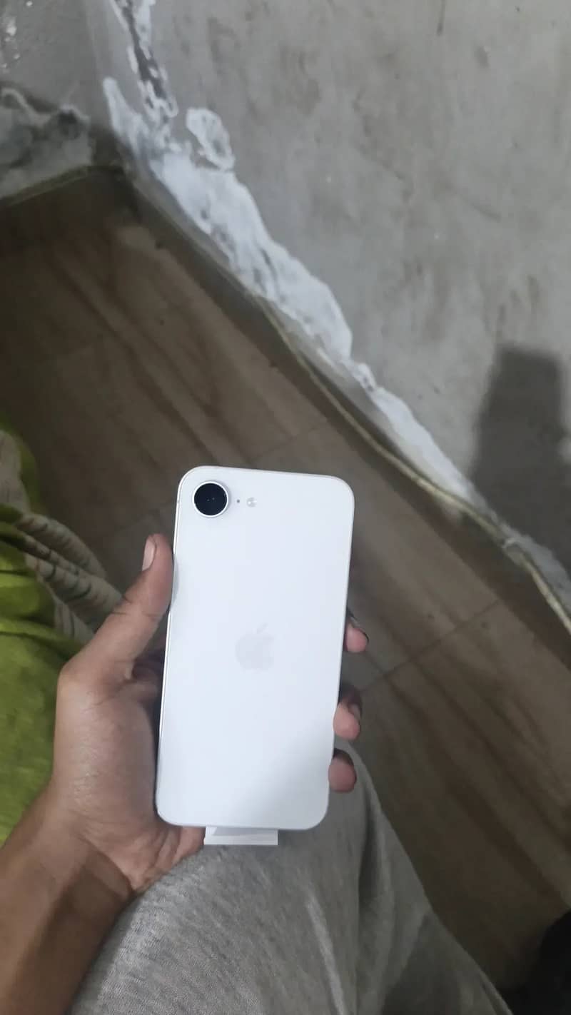 Apple iPhone 16e 0