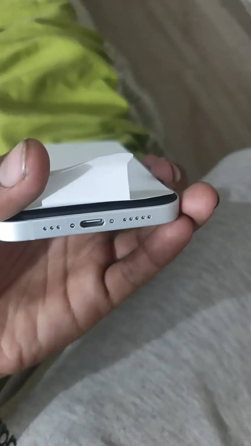 Apple iPhone 16e 1