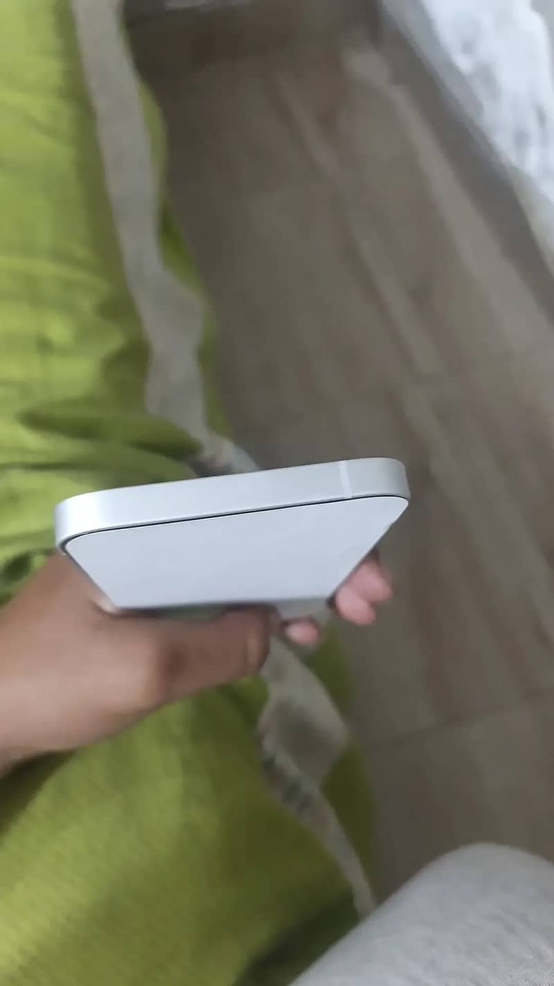 Apple iPhone 16e 2