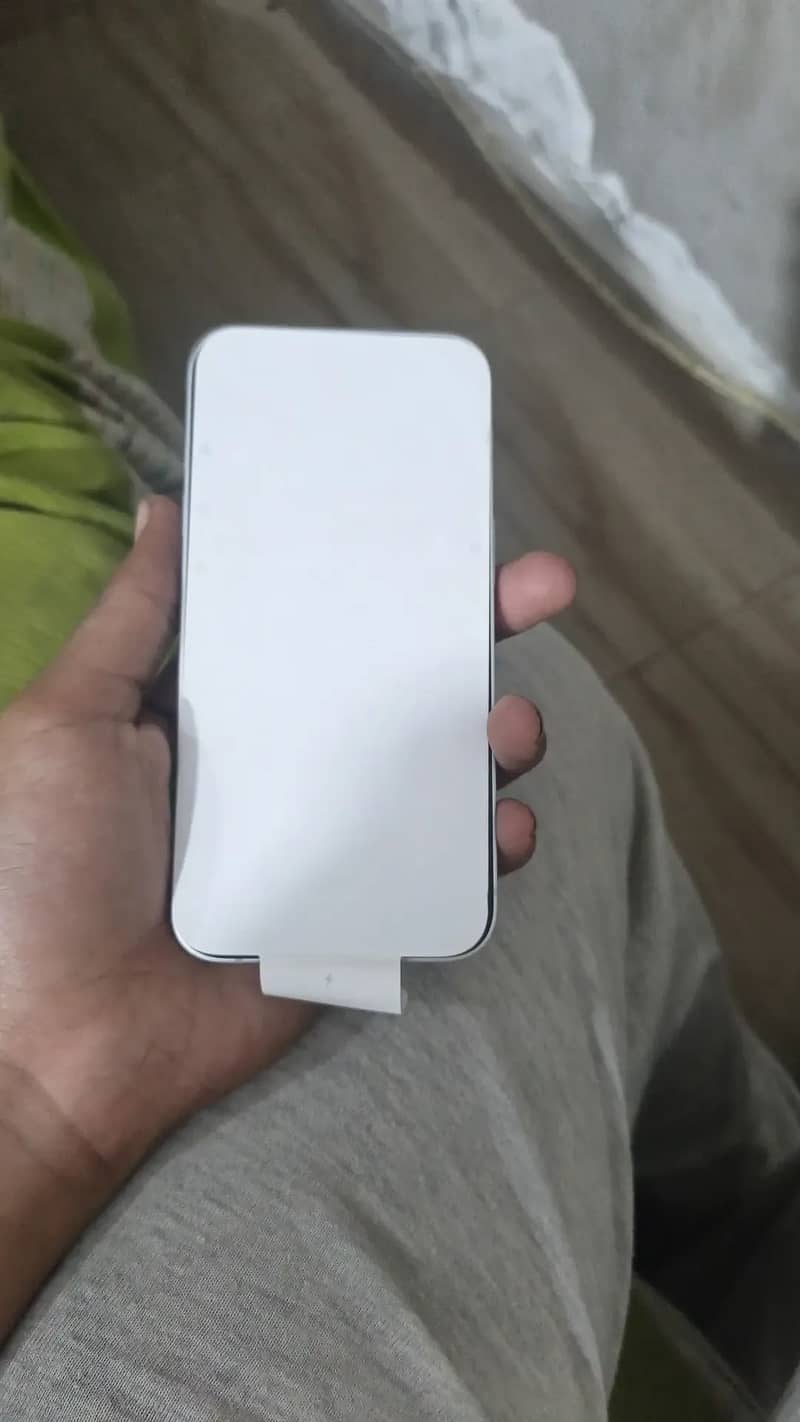 Apple iPhone 16e 3