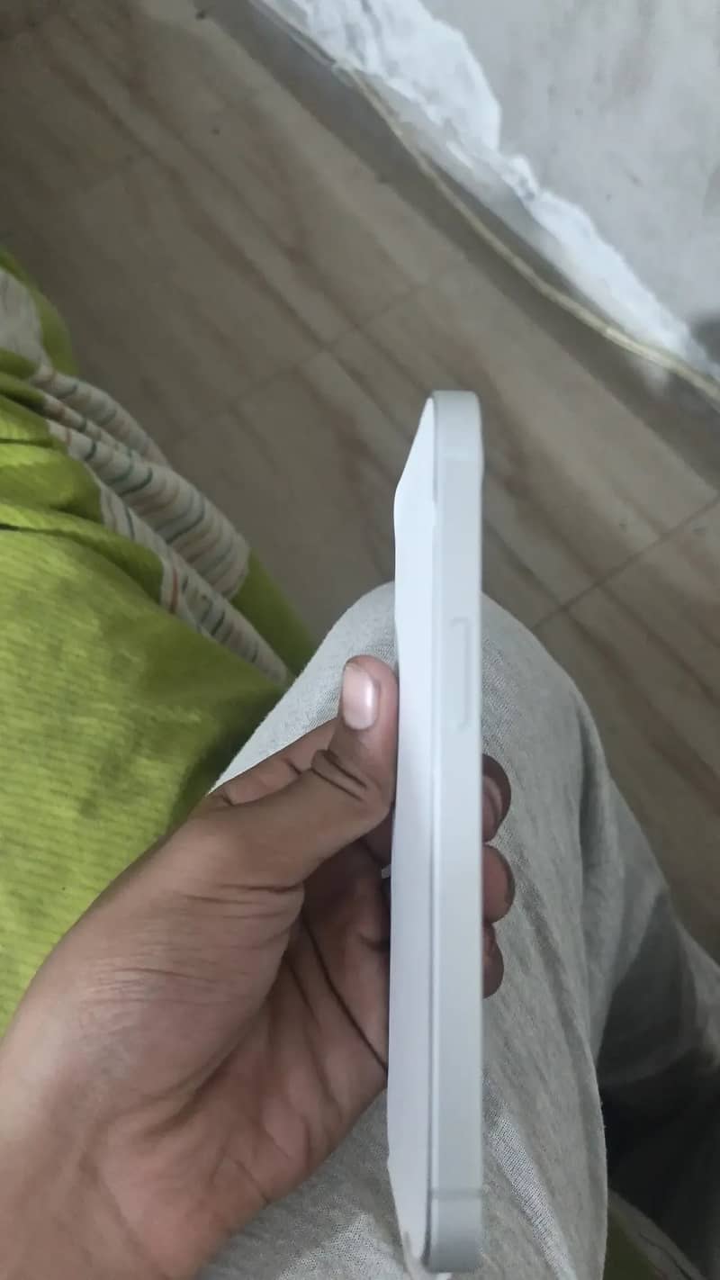 Apple iPhone 16e 4