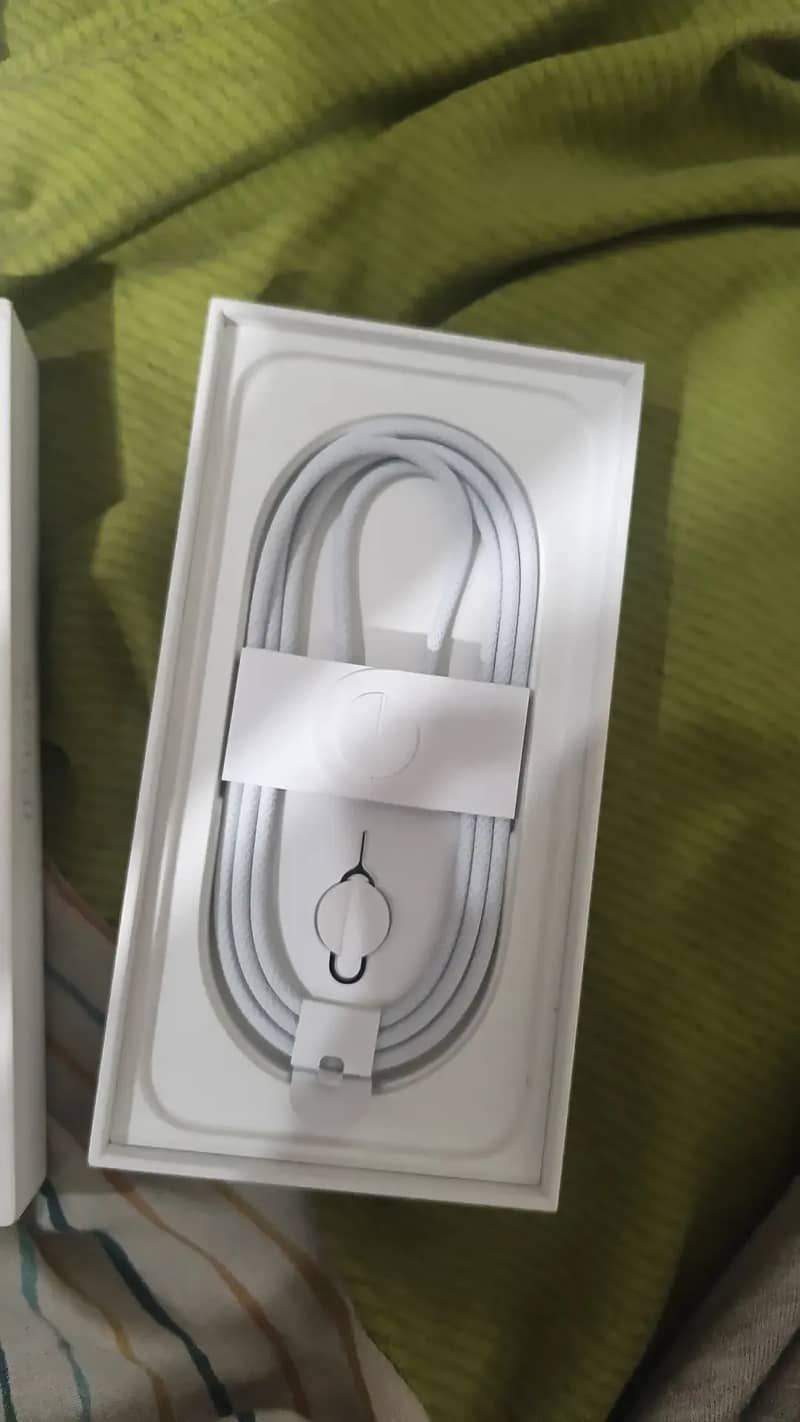 Apple iPhone 16e 6