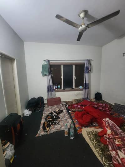 Carpet room available in G11/3 Ibne Sina flat for male