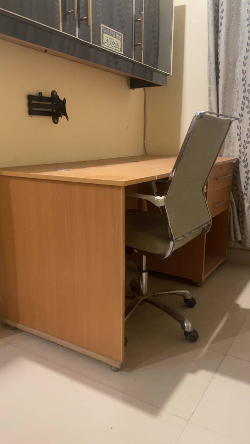 COMPUTER TABLE AND CHAIR 0