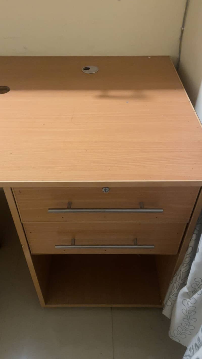 COMPUTER TABLE AND CHAIR 1
