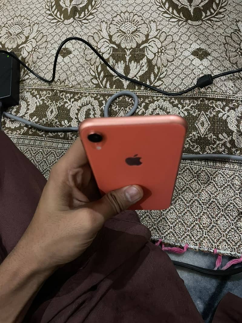 Apple iPhone XR 7