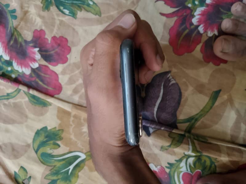 Apple iPhone 11 4
